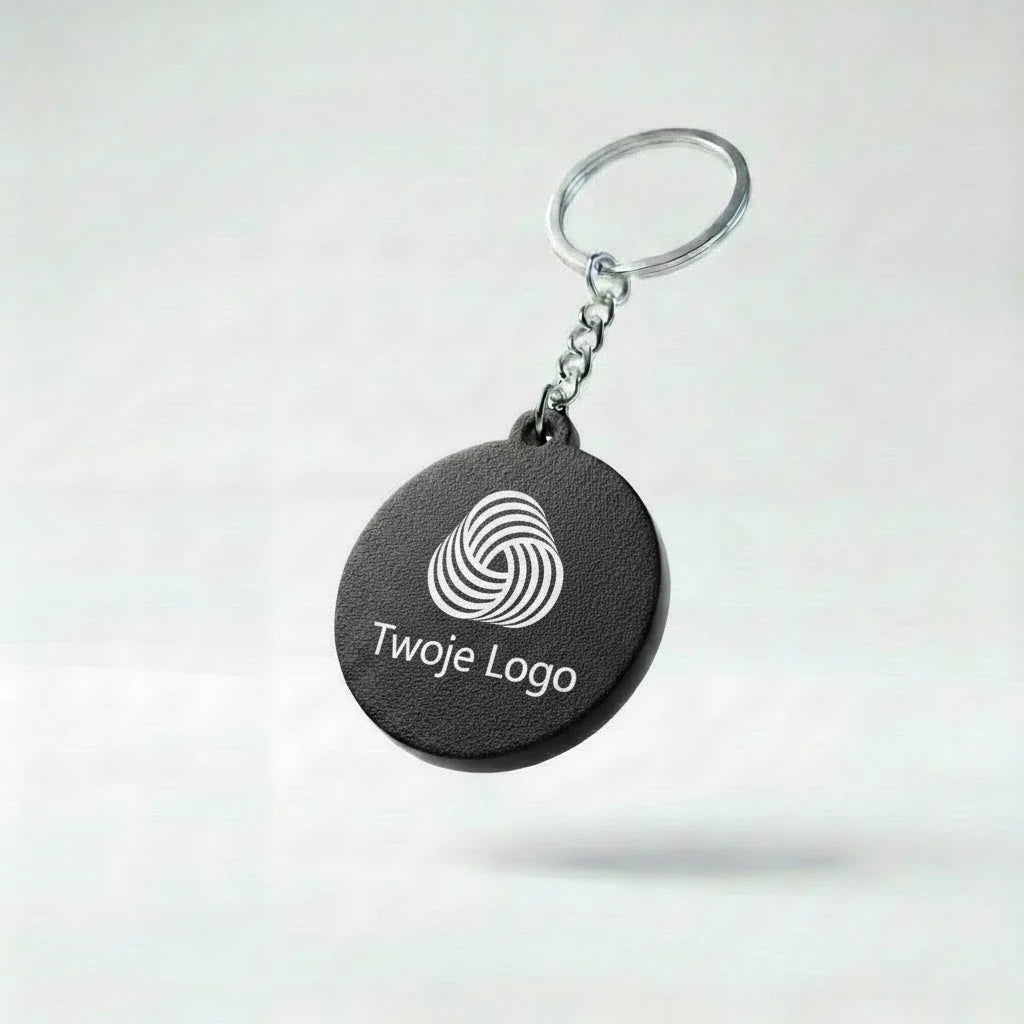 Tył breloka kółko - logo, teksturowana powierzchnia